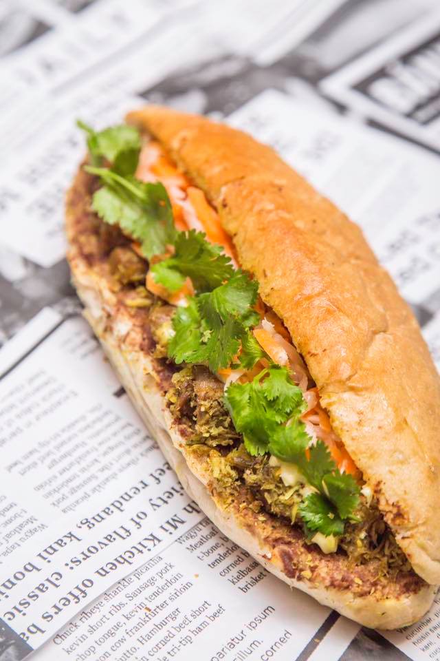What are serving suggestions for beef rendang banh mi