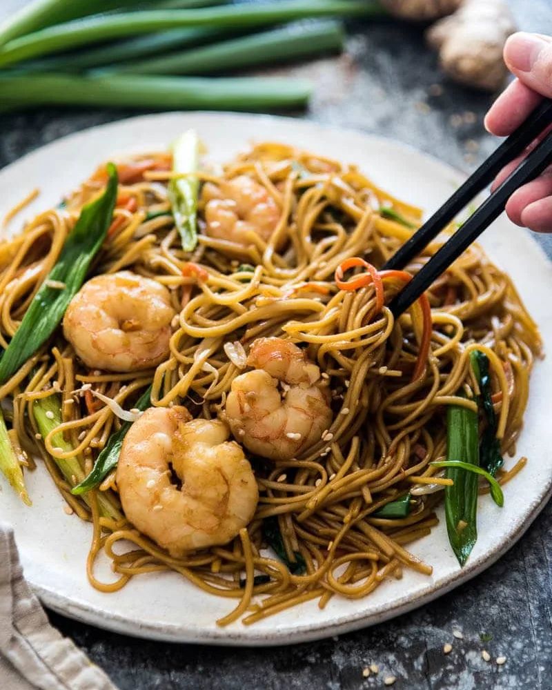 How to eat Cantonese chow mein
