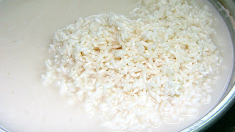 Soak the sticky rice